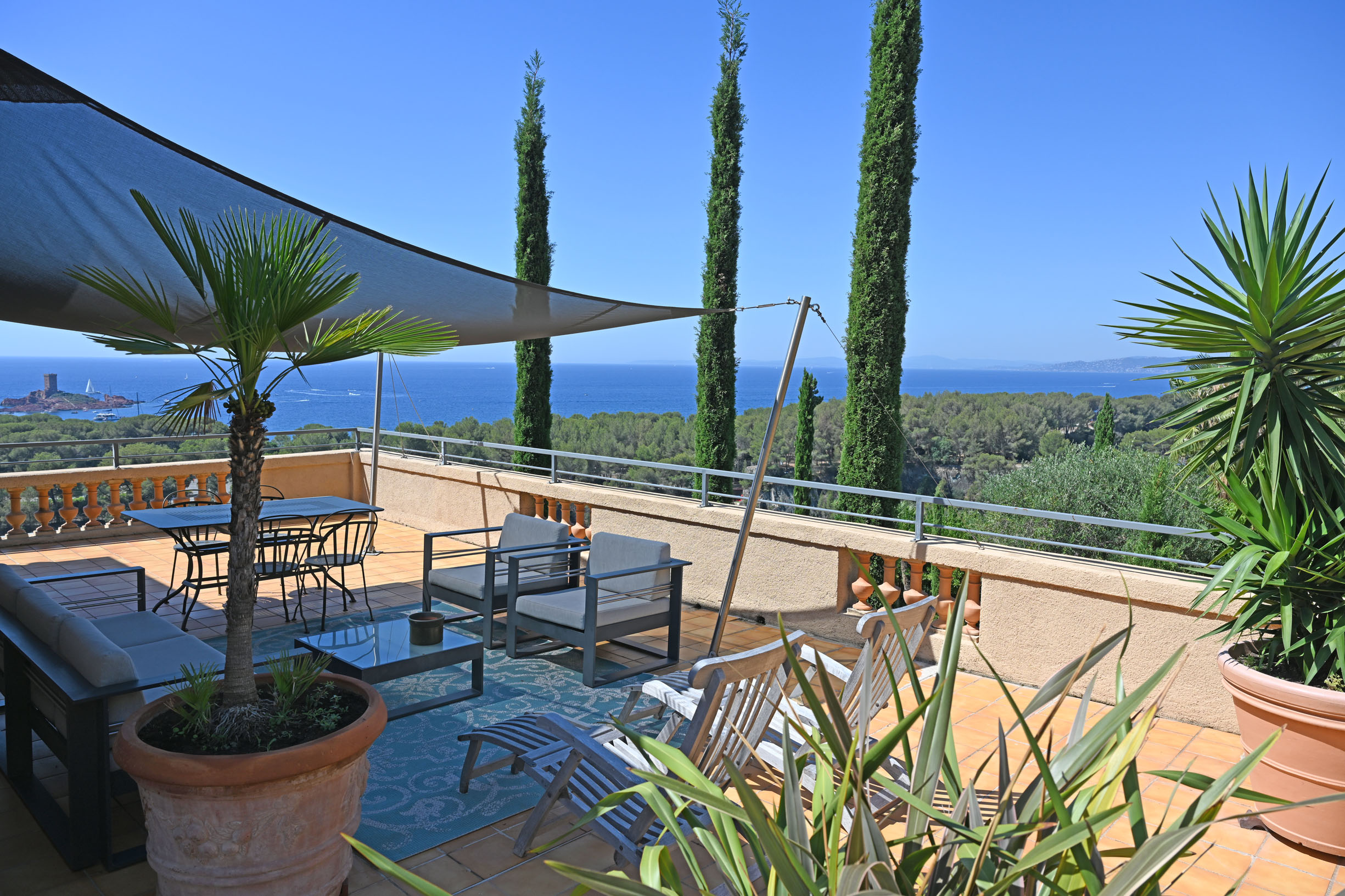 Vue dominante sur la Méditerranée 